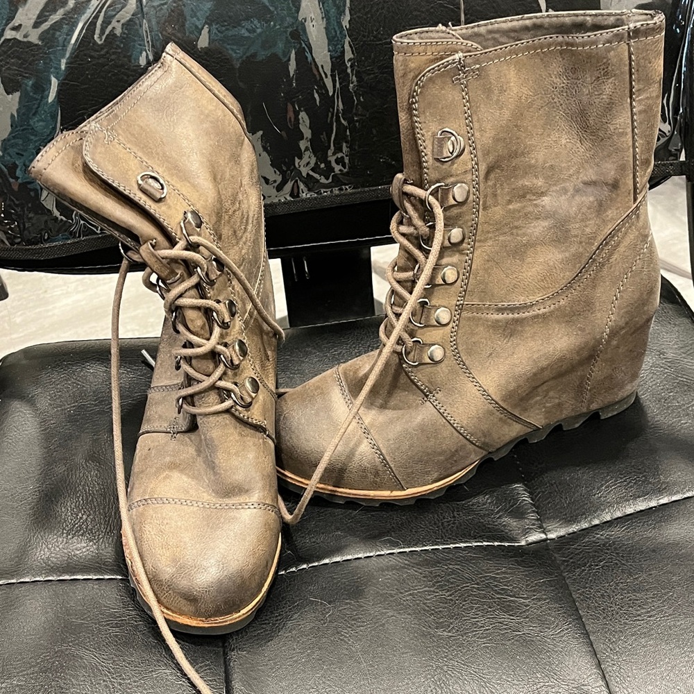 Olive green Lace-Up Ankle Boots size 9.